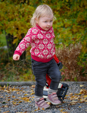 Last inn bildet i Galleri-visningsprogrammet, Sirges Báidi - Sirges Genser 2-12 år - Strikkeoppskrift
